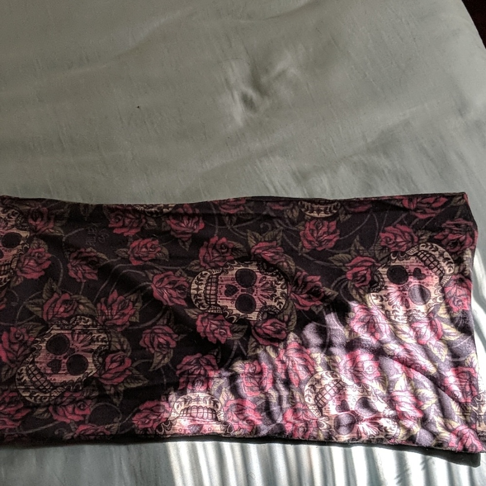 Pretty skull and roses head wrap